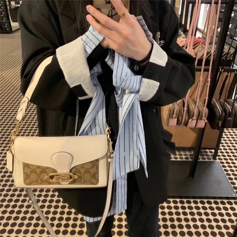 台灣美媽代購 COACH 蔻馳 包包 經典款馬車扣翻蓋斜挎包 酒神包 單肩包 斜挎包 斜背包 腋下包 時尚氣質郵差包-細節圖3