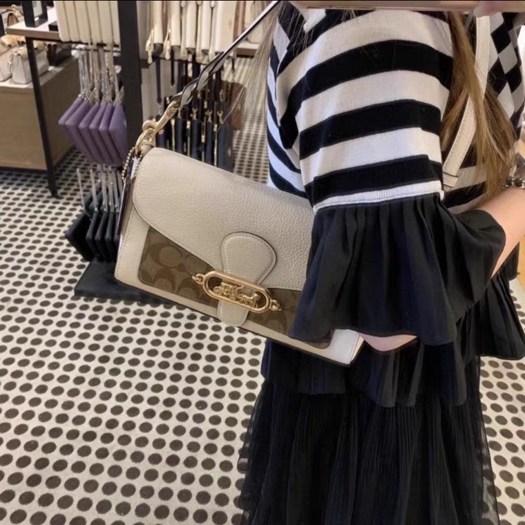 台灣美媽代購 COACH 蔻馳 包包 經典款馬車扣翻蓋斜挎包 酒神包 單肩包 斜挎包 斜背包 腋下包 時尚氣質郵差包-細節圖5