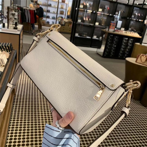 台灣美媽代購 COACH 蔻馳 包包 經典款馬車扣翻蓋斜挎包 酒神包 單肩包 斜挎包 斜背包 腋下包 時尚氣質郵差包-細節圖7