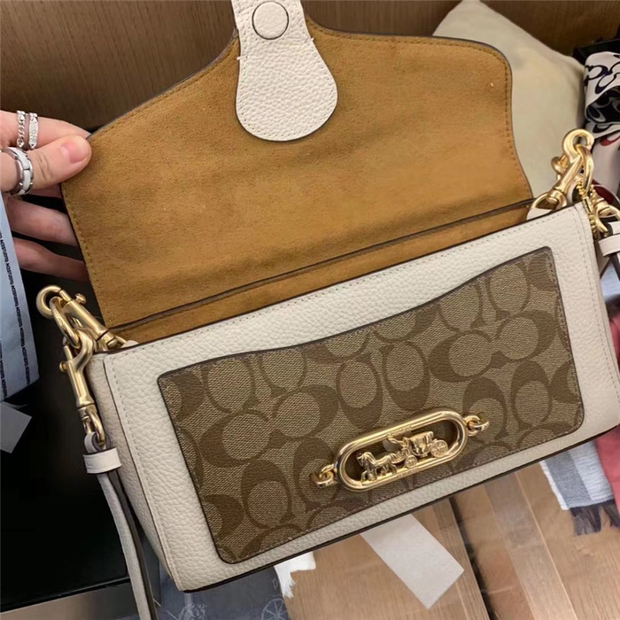 台灣美媽代購 COACH 蔻馳 包包 經典款馬車扣翻蓋斜挎包 酒神包 單肩包 斜挎包 斜背包 腋下包 時尚氣質郵差包-細節圖8