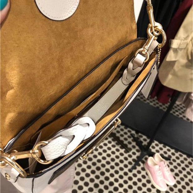 台灣美媽代購 COACH 蔻馳 包包 經典款馬車扣翻蓋斜挎包 酒神包 單肩包 斜挎包 斜背包 腋下包 時尚氣質郵差包-細節圖9