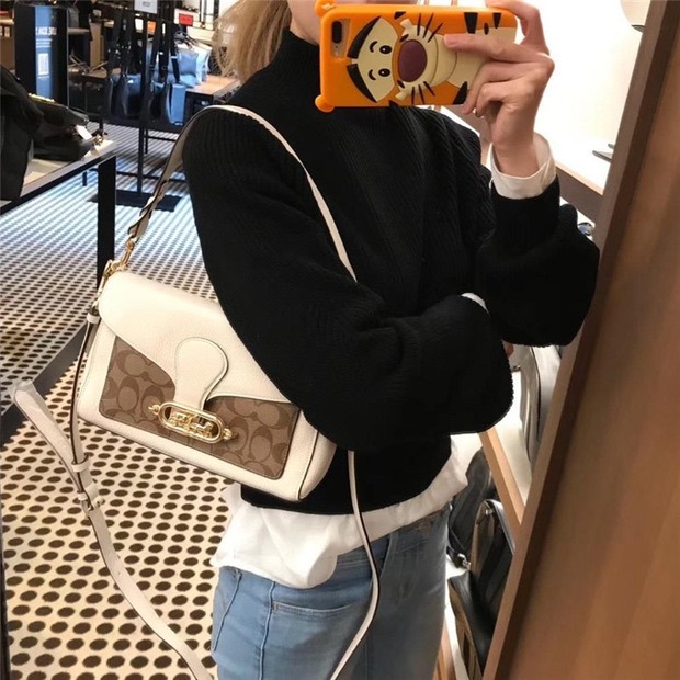 台灣美媽代購 COACH 蔻馳 包包 經典款馬車扣翻蓋斜挎包 酒神包 單肩包 斜挎包 斜背包 腋下包 時尚氣質郵差包-細節圖10