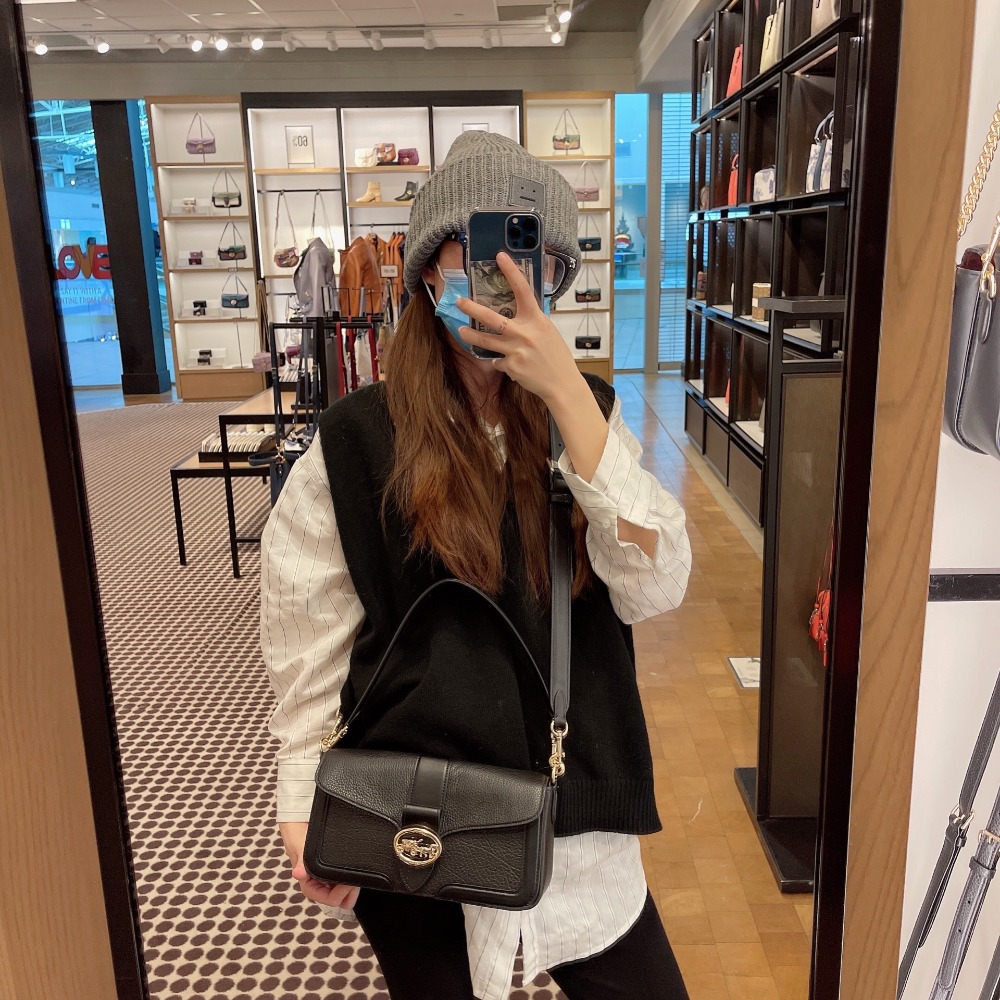 台灣美媽代購*美國直郵 蔻馳包包 馬車扣 翻蓋斜挎包 酒神包 單肩包 斜挎包 側背包 腋下包 郵差包 時尚簡約款-細節圖2