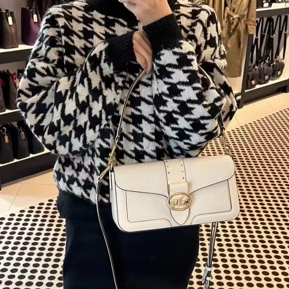 台灣美媽代購*美國直郵 蔻馳包包 馬車扣 翻蓋斜挎包 酒神包 單肩包 斜挎包 側背包 腋下包 郵差包 時尚簡約款-細節圖3