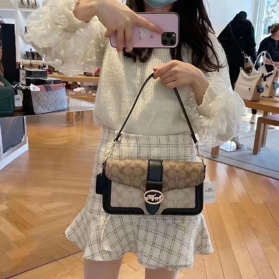 台灣美媽代購*美國直郵 蔻馳包包 馬車扣 翻蓋斜挎包 酒神包 單肩包 斜挎包 側背包 腋下包 郵差包 時尚簡約款-細節圖7