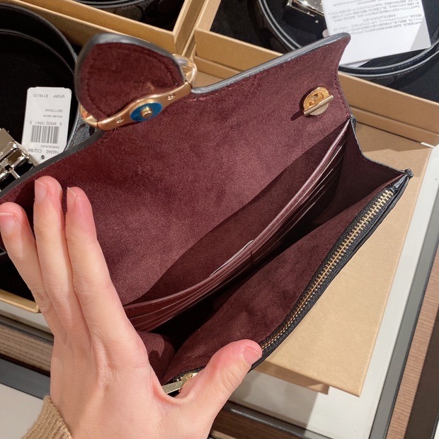 台灣美媽代購*美國直郵 蔻馳包包 馬車扣 翻蓋斜挎包 酒神包 單肩包 斜挎包 側背包 腋下包 郵差包 時尚簡約款-細節圖10