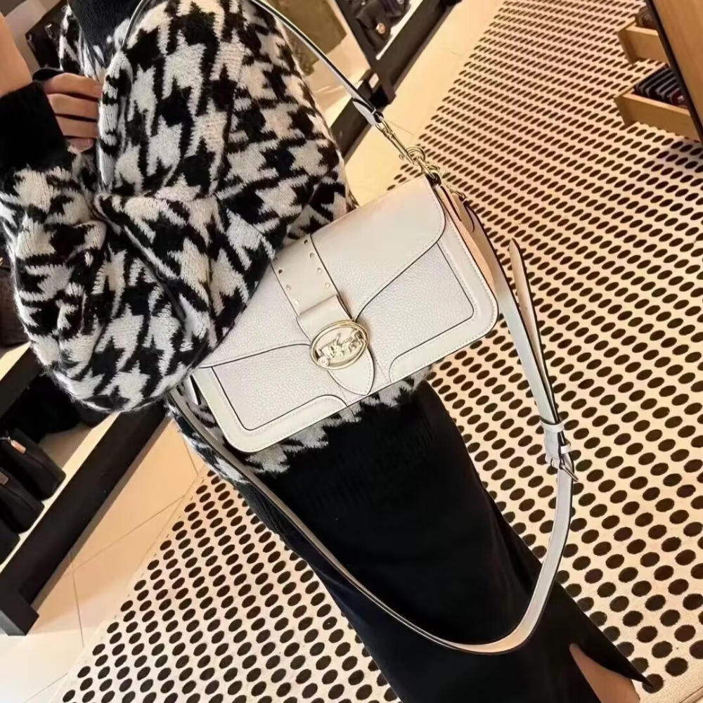 台灣美媽代購*美國直郵 蔻馳包包 馬車扣 翻蓋斜挎包 酒神包 單肩包 斜挎包 側背包 腋下包 郵差包 時尚簡約款-細節圖11