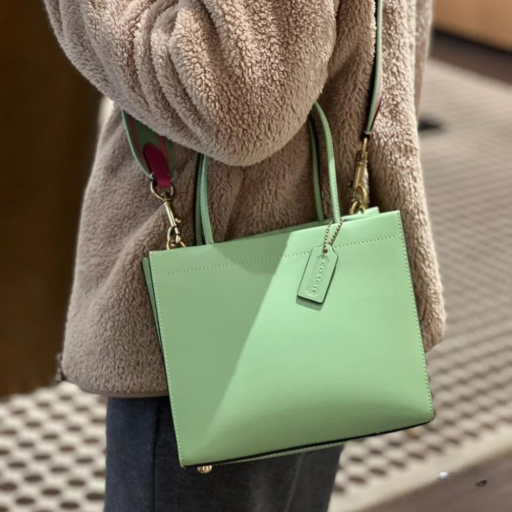 台灣美媽代購 COACH 蔻馳 包包 斜挎包 單肩包 斜背包 郵差包 托特包 CASHIN CARRY款 百搭簡約手提包-細節圖2