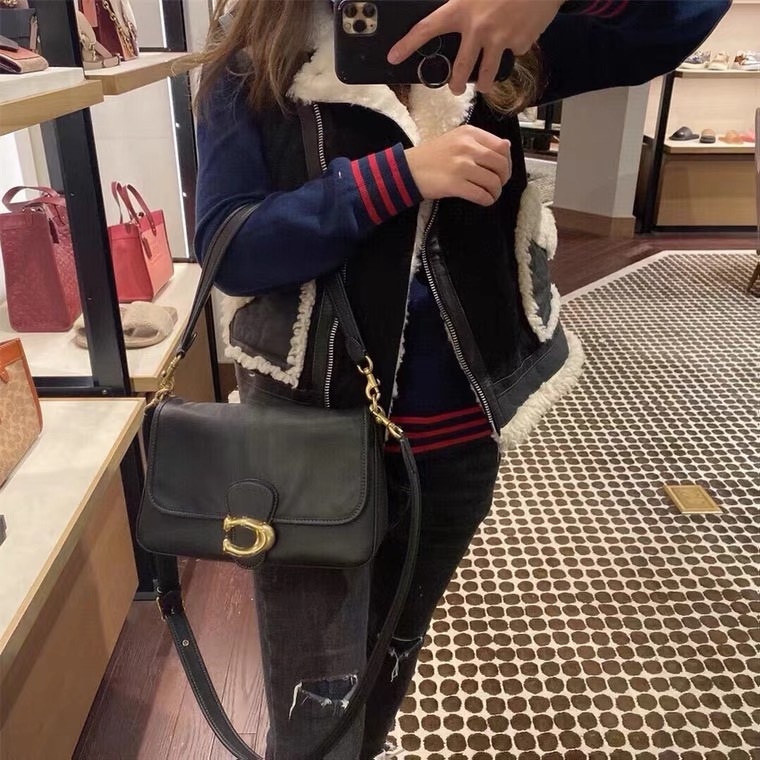 台灣美媽代購 COACH 蔻馳 包包 斜挎包 單肩包 郵差包 腋下包 酒神包 信封包 手提包 soft tabby女包-細節圖6