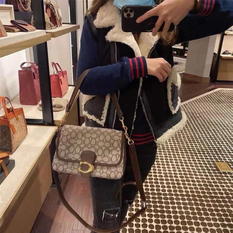 台灣美媽代購 COACH 蔻馳 包包 斜挎包 單肩包 郵差包 腋下包 酒神包 信封包 手提包 soft tabby女包-細節圖7