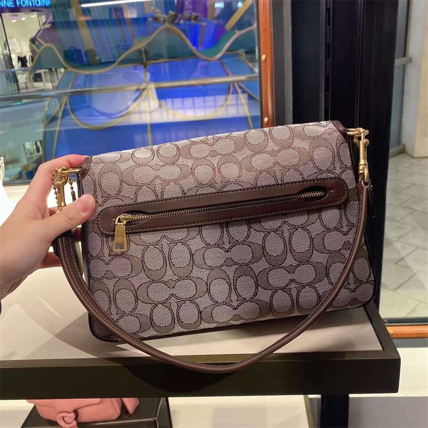 台灣美媽代購 COACH 蔻馳 包包 斜挎包 單肩包 郵差包 腋下包 酒神包 信封包 手提包 soft tabby女包-細節圖9