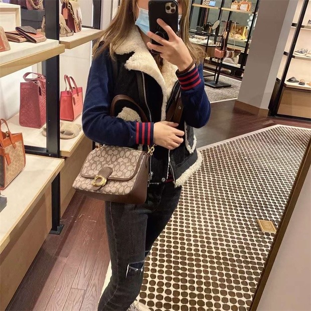 台灣美媽代購 COACH 蔻馳 包包 斜挎包 單肩包 郵差包 腋下包 酒神包 信封包 手提包 soft tabby女包-細節圖11