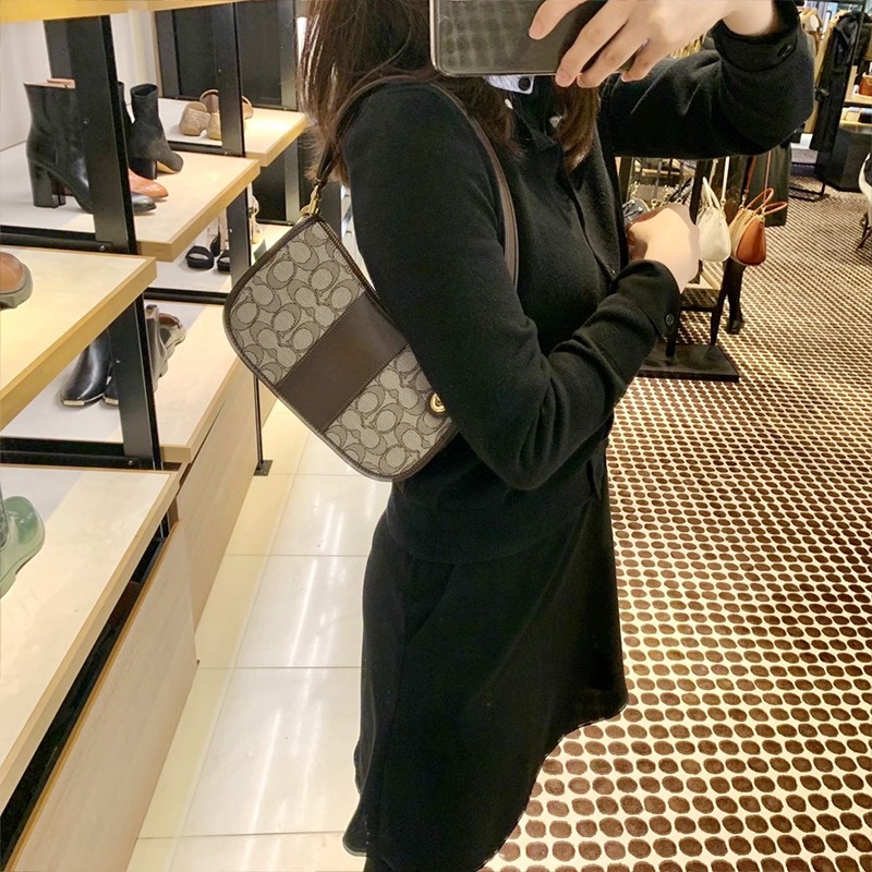 台灣美媽代購 COACH 蔻馳 包包 斜挎包 單肩包 斜背包 腋下包 手提包 鏈條包 餃子包 半月包 復古氣質時尚包包-細節圖3