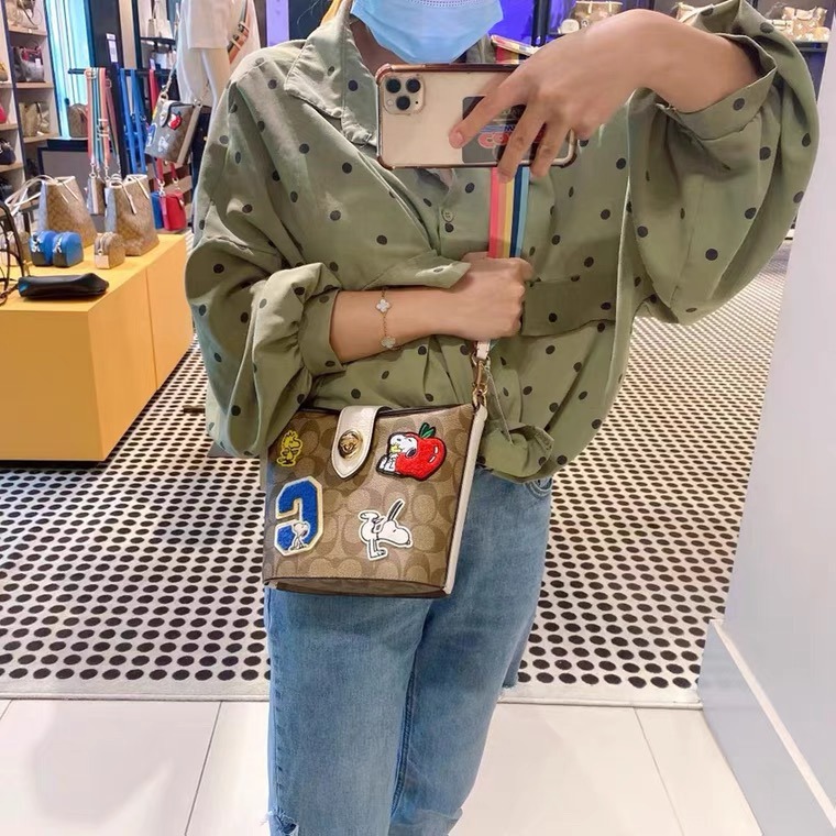 台灣美媽代購 COACH 蔻馳 包包 斜挎包 單肩包 斜背包 流浪包 水桶包 薯條包 翻蓋卡扣斜挎包 復古時尚百搭單肩包-細節圖2