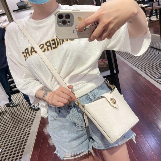 台灣美媽代購 COACH 蔻馳 包包 斜挎包 單肩包 斜背包 流浪包 水桶包 薯條包 翻蓋卡扣斜挎包 復古時尚百搭單肩包-細節圖3