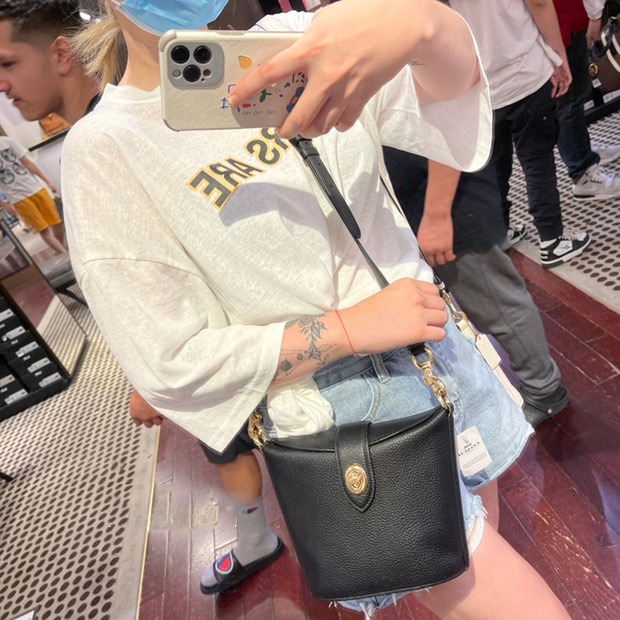 台灣美媽代購 COACH 蔻馳 包包 斜挎包 單肩包 斜背包 流浪包 水桶包 薯條包 翻蓋卡扣斜挎包 復古時尚百搭單肩包-細節圖5