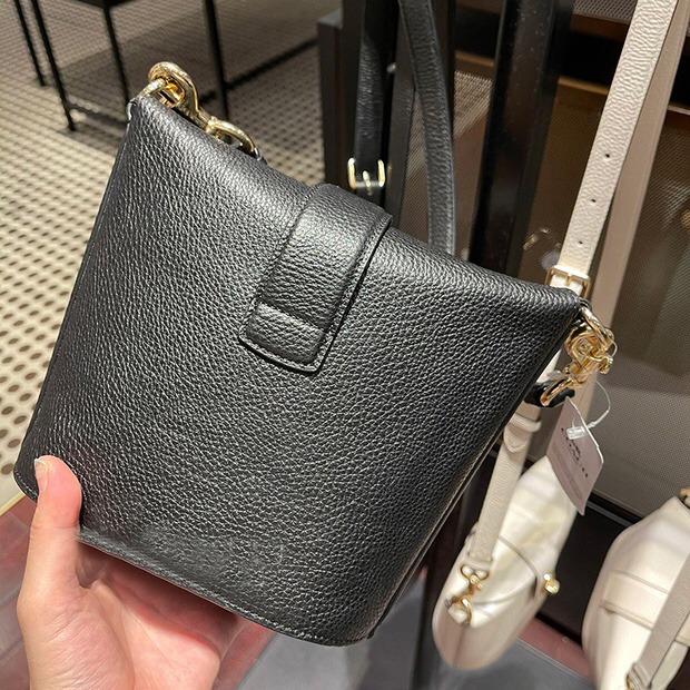 台灣美媽代購 COACH 蔻馳 包包 斜挎包 單肩包 斜背包 流浪包 水桶包 薯條包 翻蓋卡扣斜挎包 復古時尚百搭單肩包-細節圖7