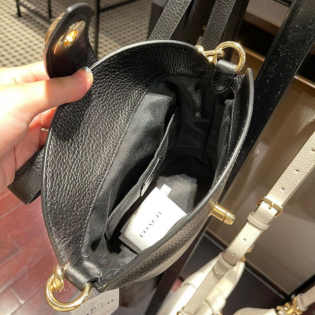 台灣美媽代購 COACH 蔻馳 包包 斜挎包 單肩包 斜背包 流浪包 水桶包 薯條包 翻蓋卡扣斜挎包 復古時尚百搭單肩包-細節圖8