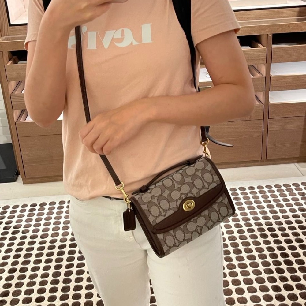 台灣美媽代購 COACH 蔻馳 包包 斜挎包 單肩包 斜背包 郵差包 手提包 翻蓋旋轉扣 復古時尚單肩斜跨小方包-細節圖2