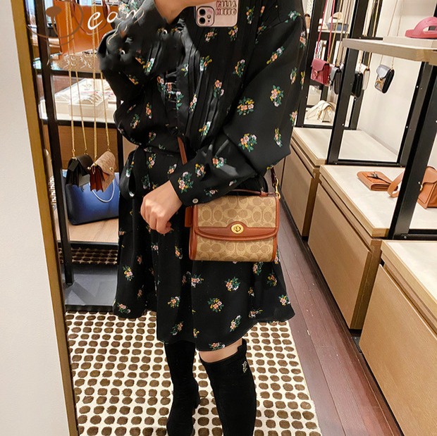 台灣美媽代購 COACH 蔻馳 包包 斜挎包 單肩包 斜背包 郵差包 手提包 翻蓋旋轉扣 復古時尚單肩斜跨小方包-細節圖3