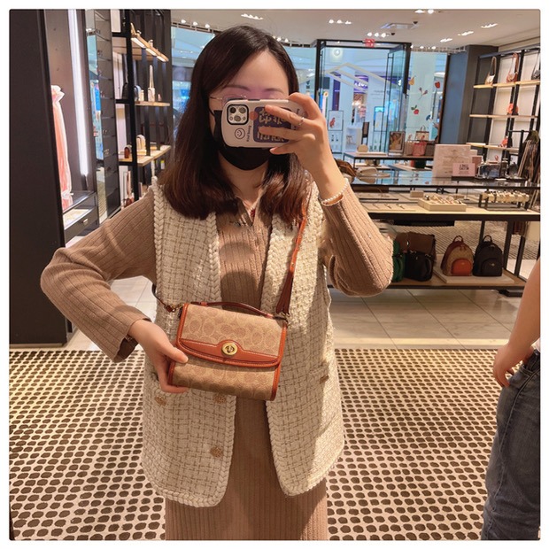 台灣美媽代購 COACH 蔻馳 包包 斜挎包 單肩包 斜背包 郵差包 手提包 翻蓋旋轉扣 復古時尚單肩斜跨小方包-細節圖6