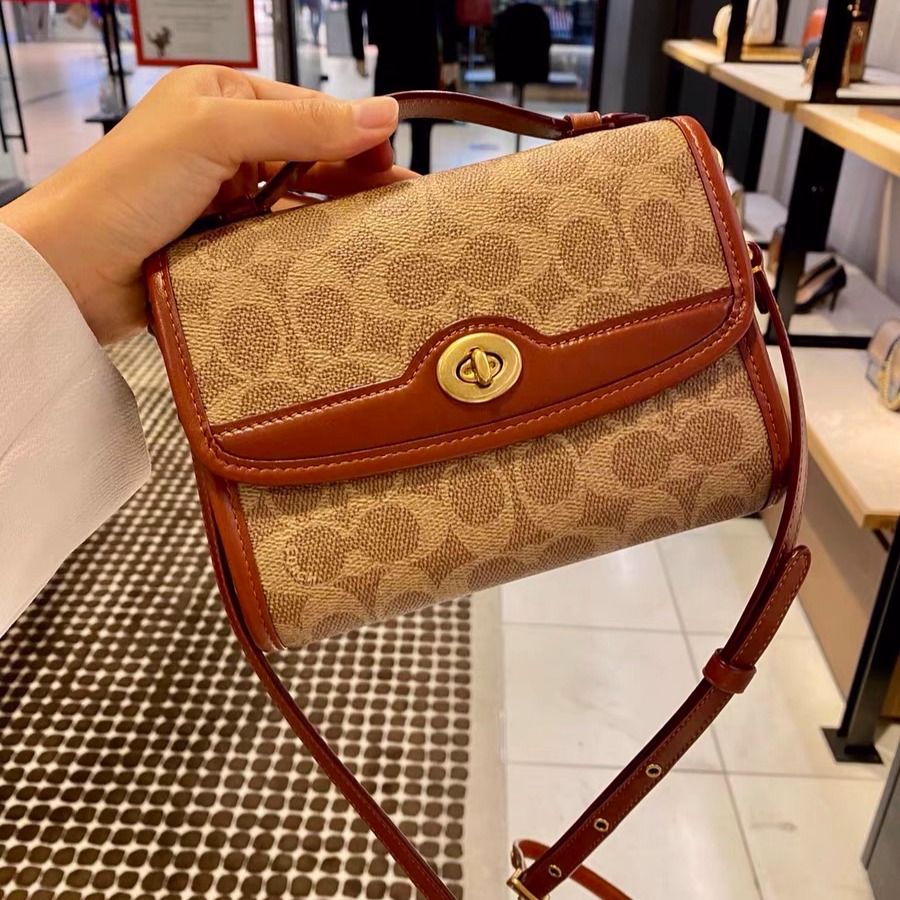 台灣美媽代購 COACH 蔻馳 包包 斜挎包 單肩包 斜背包 郵差包 手提包 翻蓋旋轉扣 復古時尚單肩斜跨小方包-細節圖7