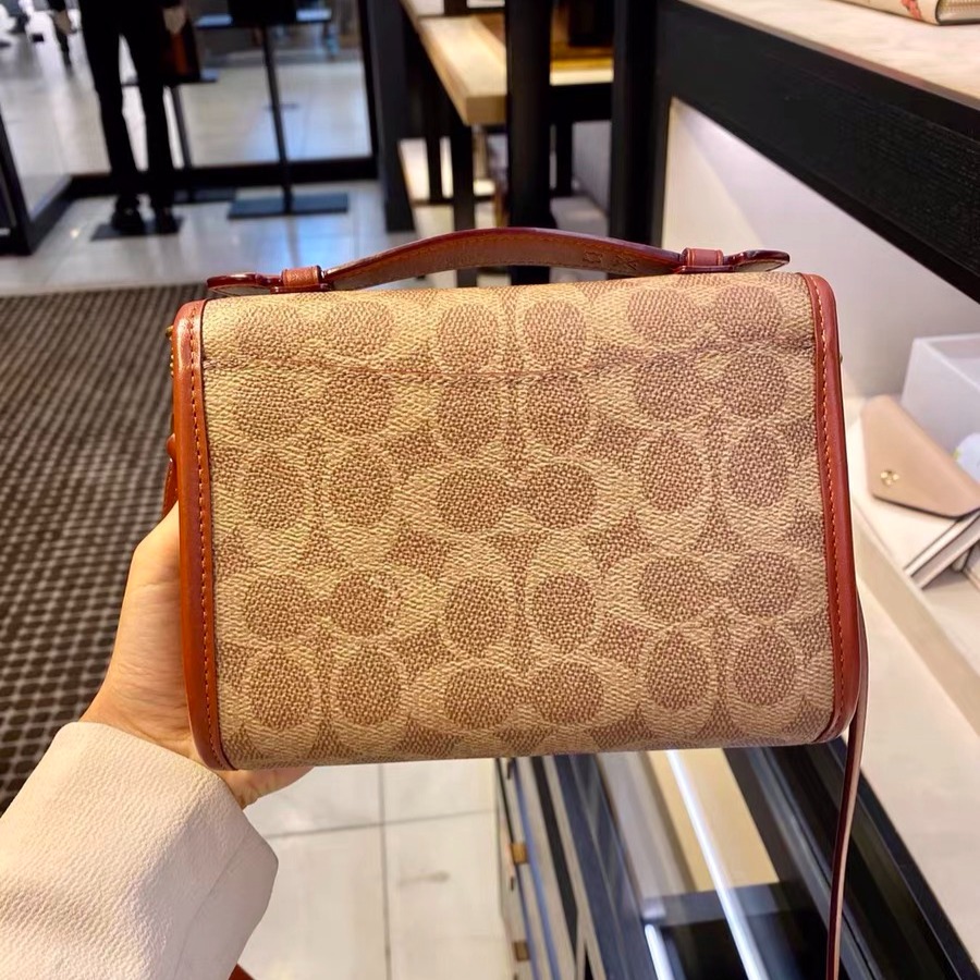 台灣美媽代購 COACH 蔻馳 包包 斜挎包 單肩包 斜背包 郵差包 手提包 翻蓋旋轉扣 復古時尚單肩斜跨小方包-細節圖8