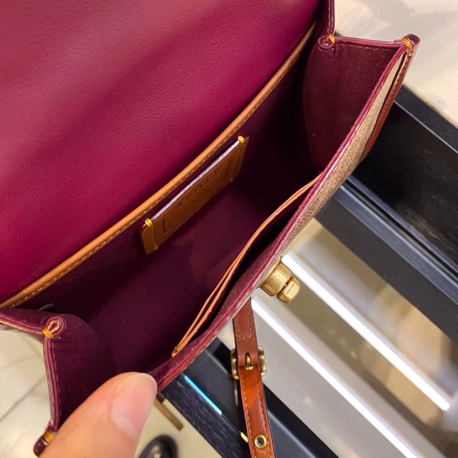 台灣美媽代購 COACH 蔻馳 包包 斜挎包 單肩包 斜背包 郵差包 手提包 翻蓋旋轉扣 復古時尚單肩斜跨小方包-細節圖9