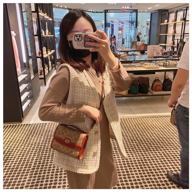 台灣美媽代購 COACH 蔻馳 包包 斜挎包 單肩包 斜背包 郵差包 手提包 翻蓋旋轉扣 復古時尚單肩斜跨小方包-細節圖10