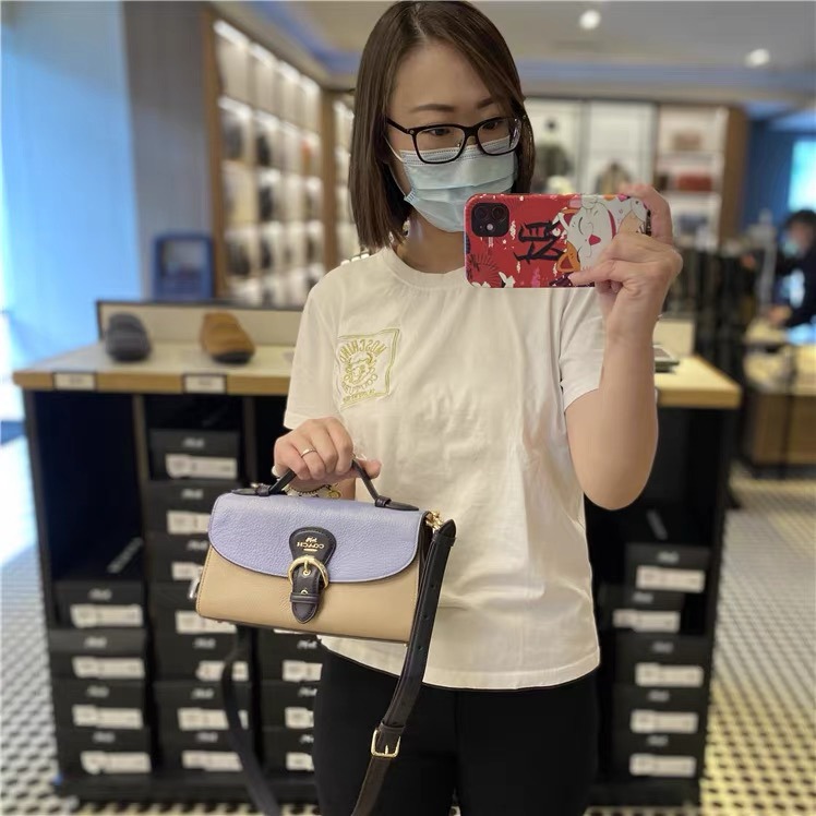 台灣美媽代購 COACH 蔻馳 包包 斜挎包 單肩包 斜背包 郵差包 手提包 肩背包 經典復古時尚logo翻蓋斜挎包-細節圖3