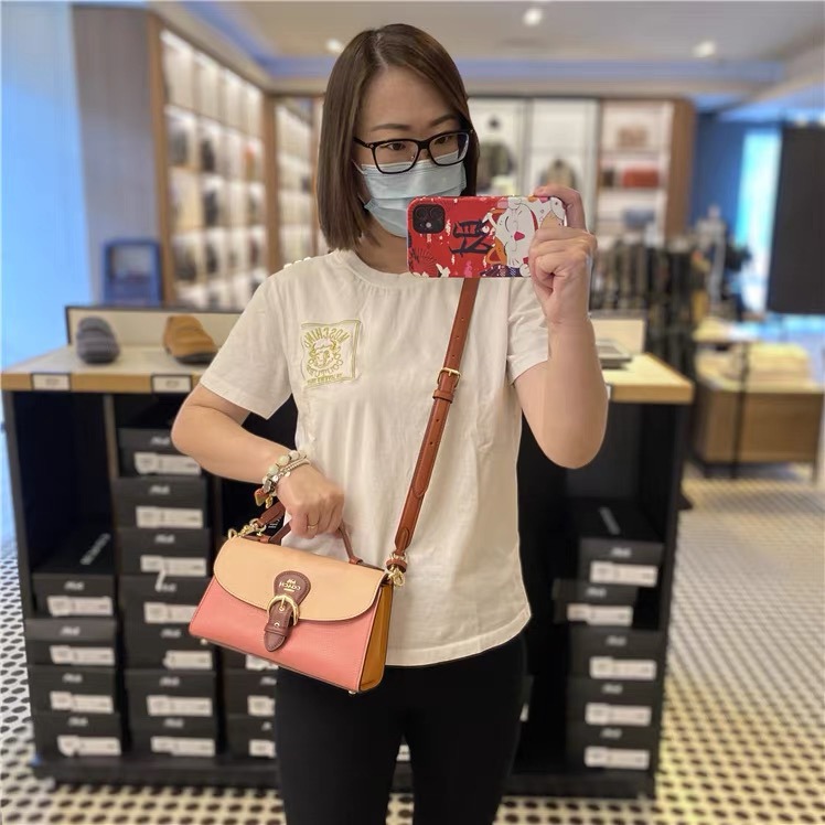 台灣美媽代購 COACH 蔻馳 包包 斜挎包 單肩包 斜背包 郵差包 手提包 肩背包 經典復古時尚logo翻蓋斜挎包-細節圖6