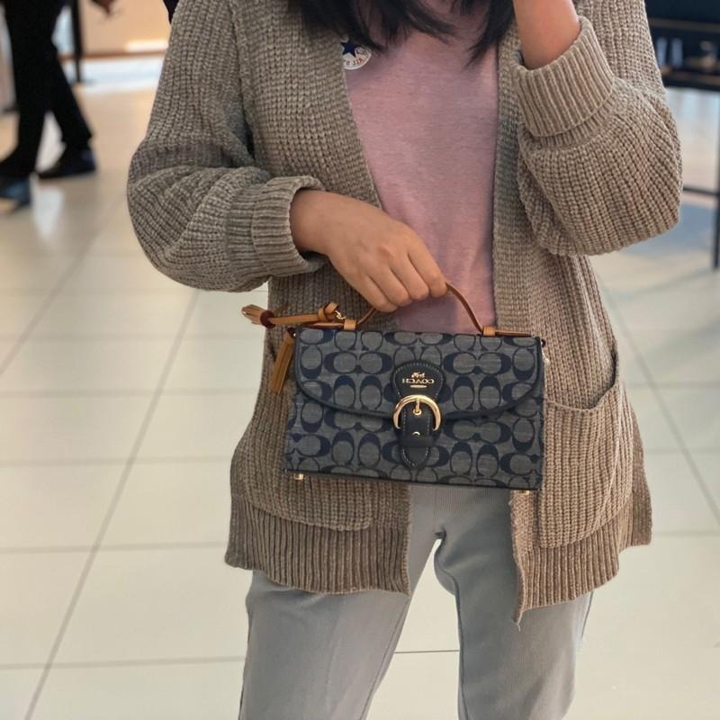 台灣美媽代購 COACH 蔻馳 包包 斜挎包 單肩包 斜背包 郵差包 手提包 肩背包 經典復古時尚logo翻蓋斜挎包-細節圖10