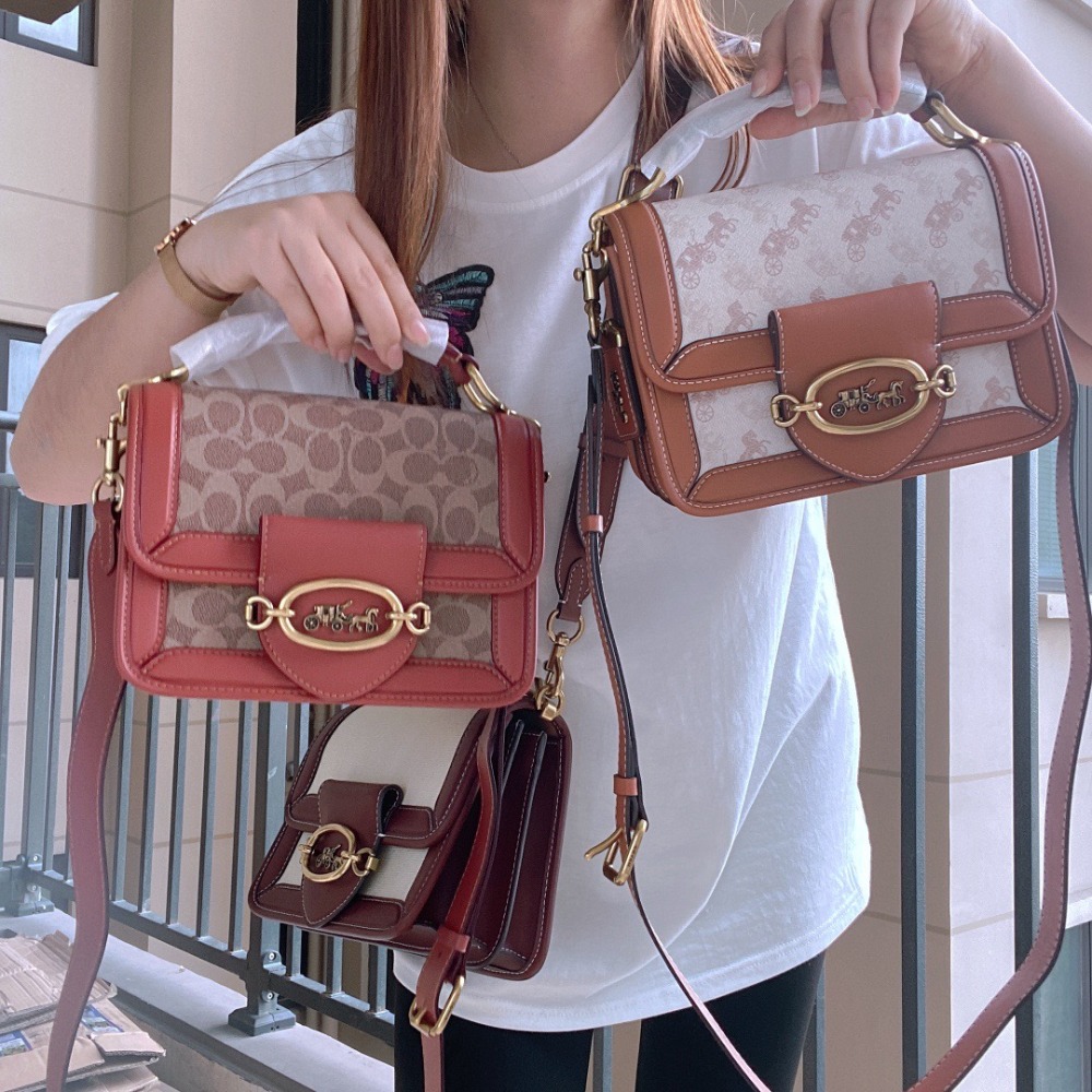 台灣美媽代購 COACH 蔻馳 包包 單肩包 斜挎包 斜背包 马鞍包 郵差包 手提包 復古氣質翻蓋經典馬車logo斜挎包-細節圖2