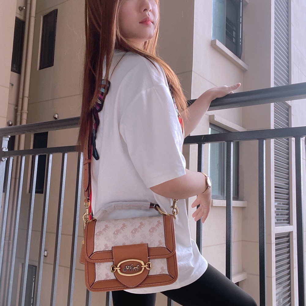 台灣美媽代購 COACH 蔻馳 包包 單肩包 斜挎包 斜背包 马鞍包 郵差包 手提包 復古氣質翻蓋經典馬車logo斜挎包-細節圖4