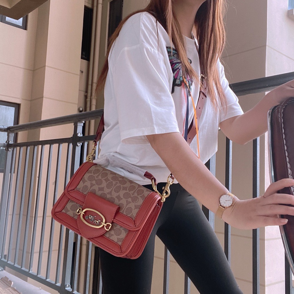 台灣美媽代購 COACH 蔻馳 包包 單肩包 斜挎包 斜背包 马鞍包 郵差包 手提包 復古氣質翻蓋經典馬車logo斜挎包-細節圖5