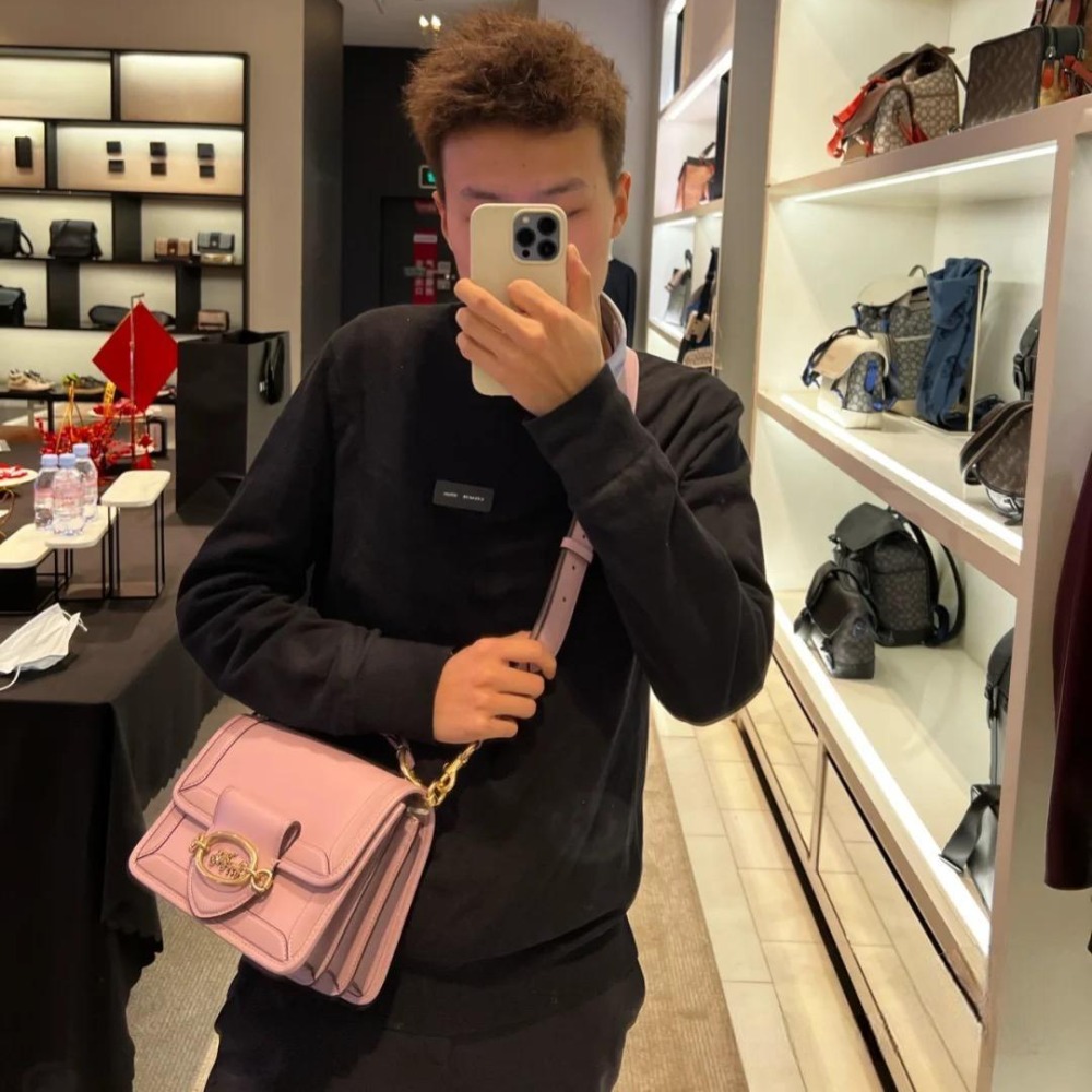 台灣美媽代購 COACH 蔻馳 包包 單肩包 斜挎包 斜背包 马鞍包 郵差包 手提包 復古氣質翻蓋經典馬車logo斜挎包-細節圖6