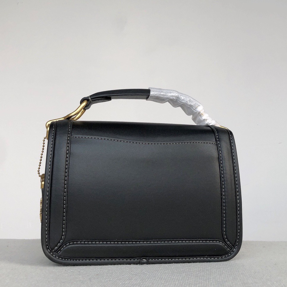 台灣美媽代購 COACH 蔻馳 包包 單肩包 斜挎包 斜背包 马鞍包 郵差包 手提包 復古氣質翻蓋經典馬車logo斜挎包-細節圖8