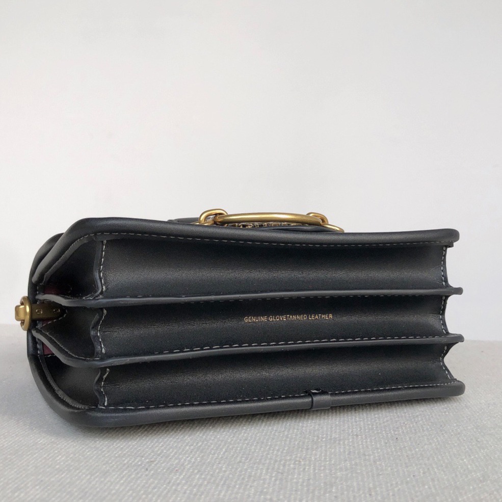 台灣美媽代購 COACH 蔻馳 包包 單肩包 斜挎包 斜背包 马鞍包 郵差包 手提包 復古氣質翻蓋經典馬車logo斜挎包-細節圖9