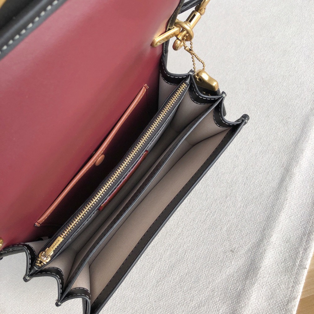 台灣美媽代購 COACH 蔻馳 包包 單肩包 斜挎包 斜背包 马鞍包 郵差包 手提包 復古氣質翻蓋經典馬車logo斜挎包-細節圖10