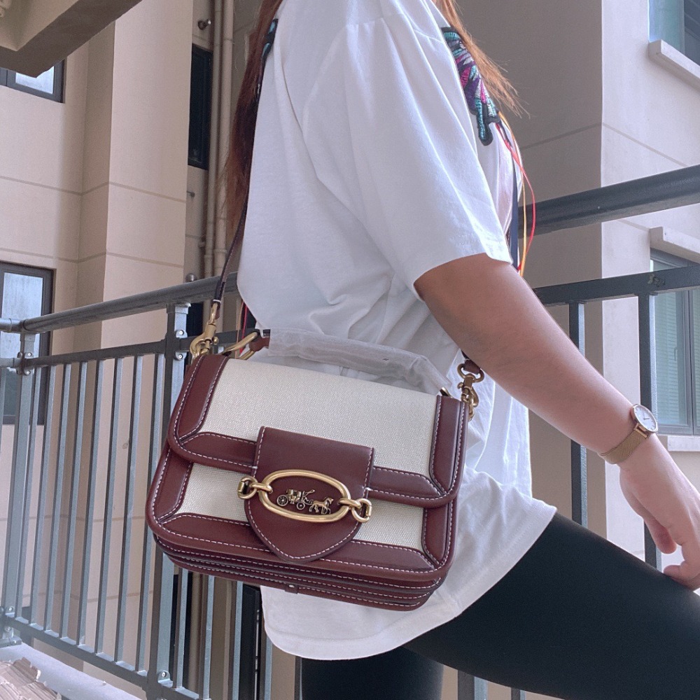 台灣美媽代購 COACH 蔻馳 包包 單肩包 斜挎包 斜背包 马鞍包 郵差包 手提包 復古氣質翻蓋經典馬車logo斜挎包-細節圖11