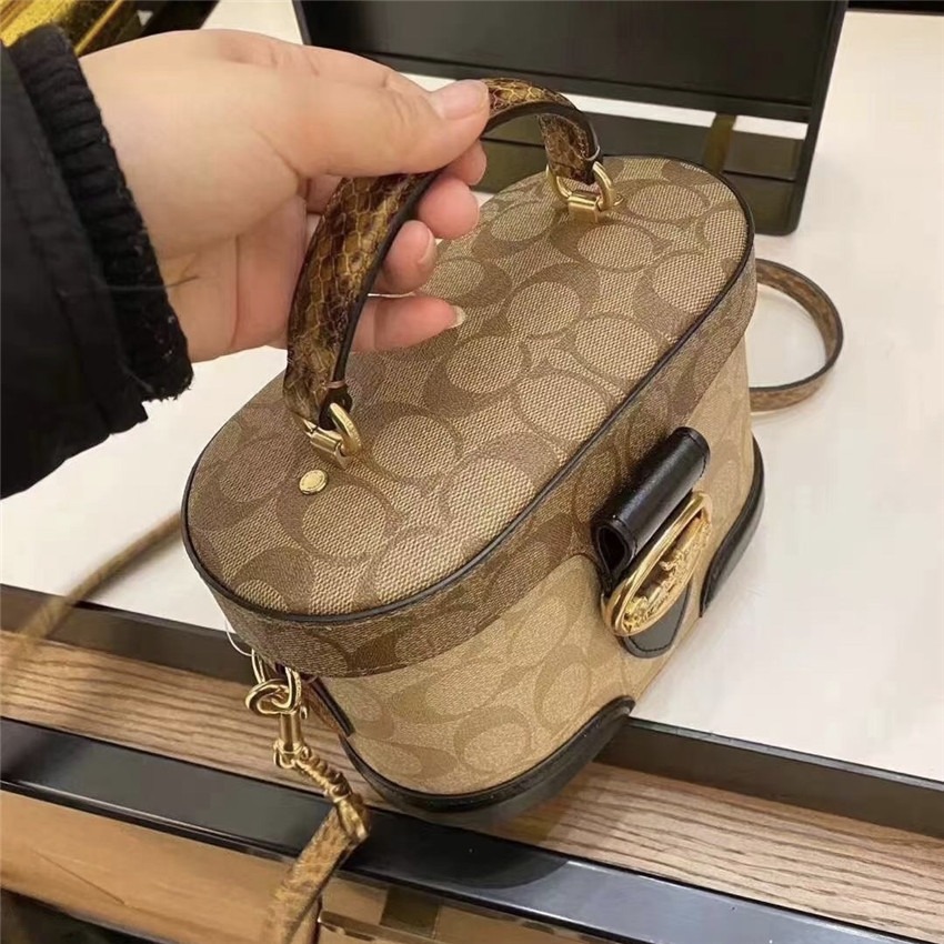 台灣美媽代購 COACH 蔻馳 包包 側背包 斜挎包 斜背包 手提包 單肩包 化妝包 手機包 鏈條包 時尚百搭簡約斜挎包-細節圖8