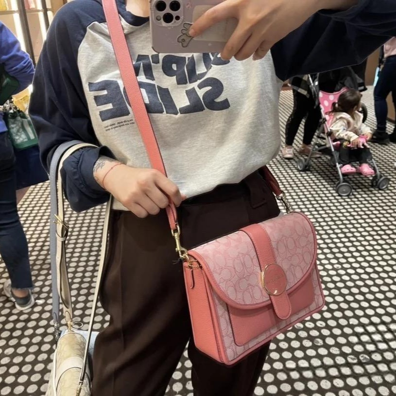 台灣美媽代購 COACH 蔻馳 包包 側背包 斜挎包 單肩包 斜背包 經典滿版印花logo  時尚百搭簡約斜挎包-細節圖6