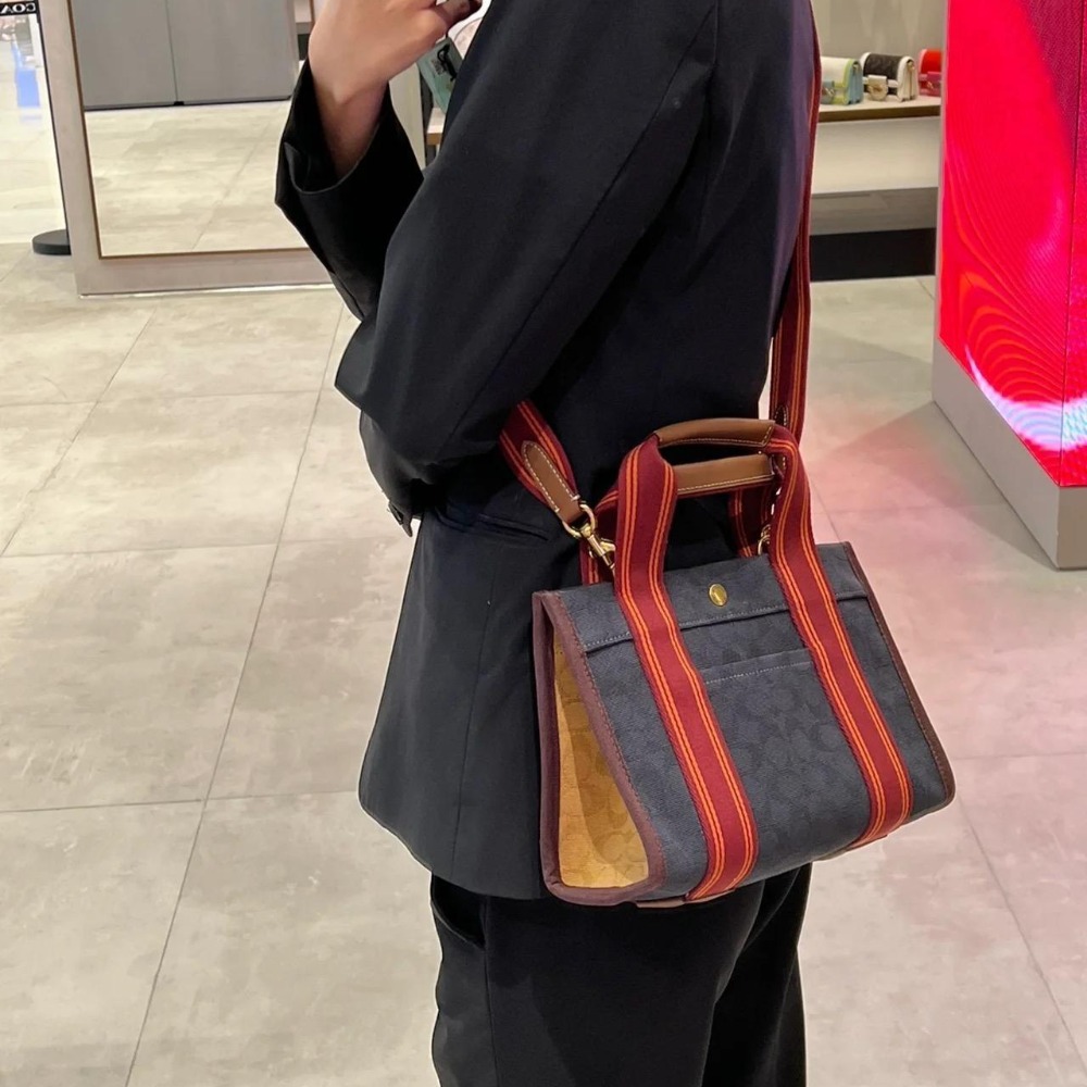 台灣美媽代購 COACH 蔻馳 包包 單肩包 斜挎包 斜背包 手提包 托特包 流浪包 時尚百搭簡約通勤單肩斜挎帆布包-細節圖10