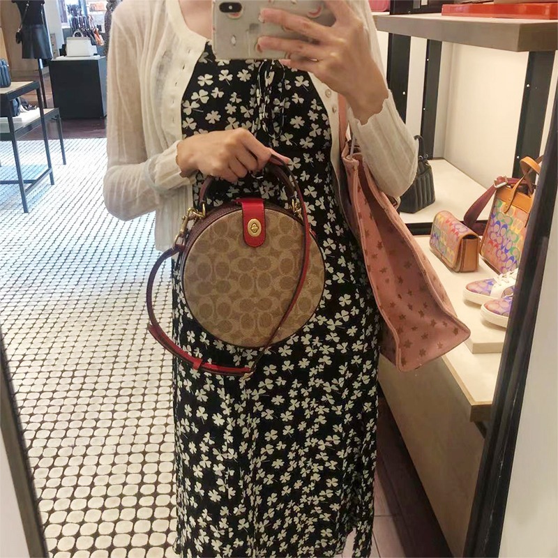 台灣美媽代購 COACH 蔻馳 包包 斜挎包 斜背包 側背包 手提包 圓餅包 化妝包 手機包 時尚簡約百搭學院風斜挎包-細節圖4