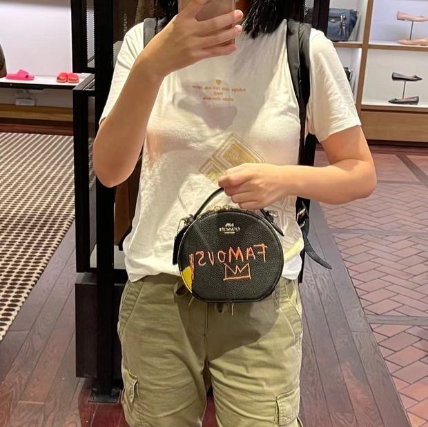 台灣美媽代購 COACH 蔻馳 包包 斜挎包 斜背包 側背包 手提包 圓餅包 化妝包 手機包 時尚簡約百搭學院風斜挎包-細節圖5