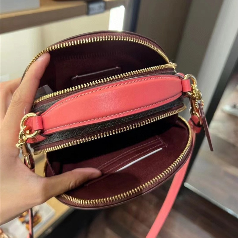 台灣美媽代購 COACH 蔻馳 包包 斜挎包 斜背包 側背包 手提包 圓餅包 化妝包 手機包 時尚簡約百搭學院風斜挎包-細節圖10