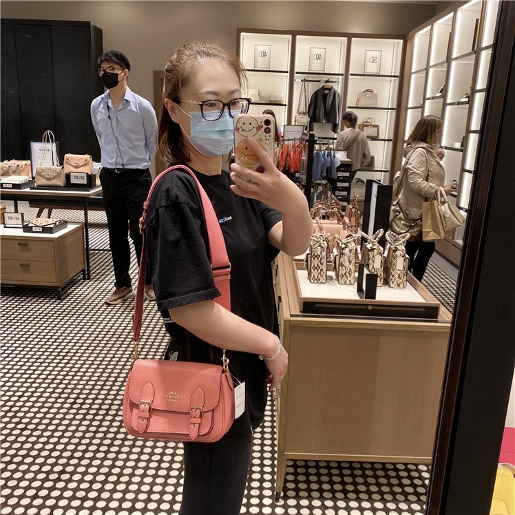 台灣美媽代購 COACH 蔻馳 包包 斜挎包 斜背包 郵差包 小公文包 單肩斜挎包 翻蓋印花搭扣斜挎包 時尚百搭簡約-細節圖4