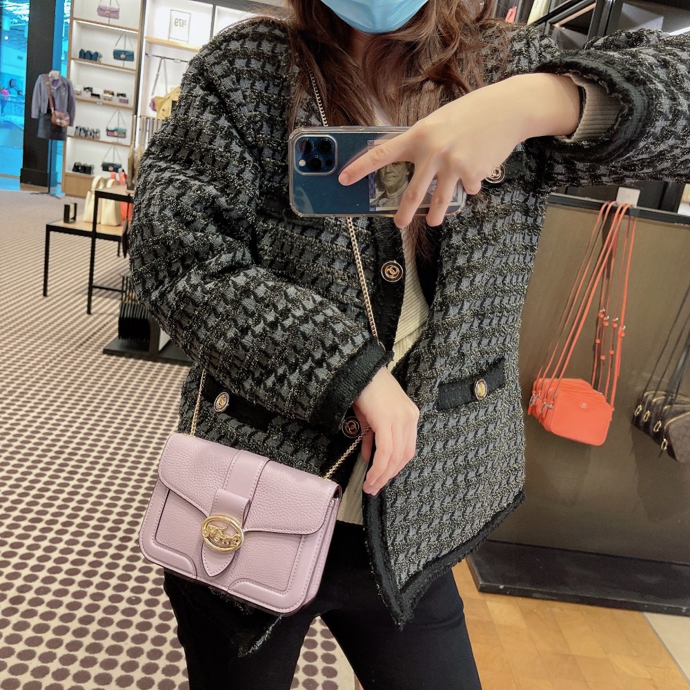 台灣美媽代購 COACH 蔻馳 包包 斜挎包 側背包 斜背包 鏈條包 酒神包 馬鞍包 經典馬車logo翻蓋斜挎單肩包-細節圖4