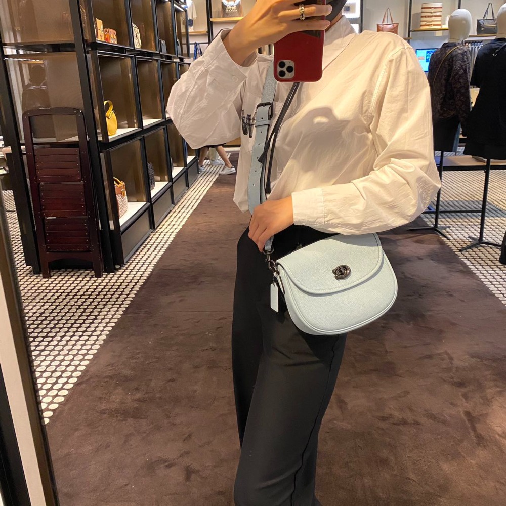 台灣美媽代購 COACH 蔻馳 包包 側背包 單肩包 斜挎包 斜背包 馬鞍包 單肩馬鞍包 翻蓋斜挎包雙肩帶 時尚簡約款-細節圖2