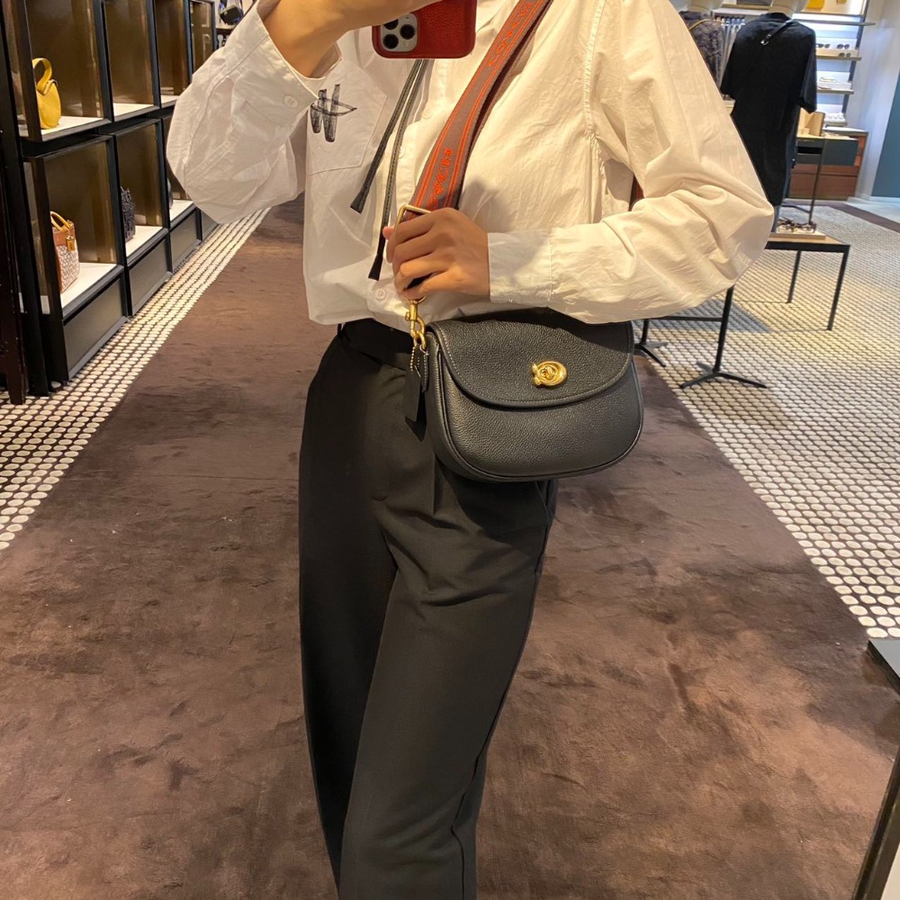 台灣美媽代購 COACH 蔻馳 包包 側背包 單肩包 斜挎包 斜背包 馬鞍包 單肩馬鞍包 翻蓋斜挎包雙肩帶 時尚簡約款-細節圖7